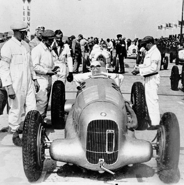 Start zum Internationalen Eifelrennen auf dem Nürburgring, 3. Juni 1934. Manfred von Brauchitsch gewann das Rennen mit einem Mercedes-Benz Formel-Rennwagen W 25.